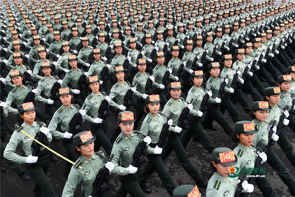 阅兵训练名场面丨瞧!一列列军阵,如刀切剪裁,棱角分明