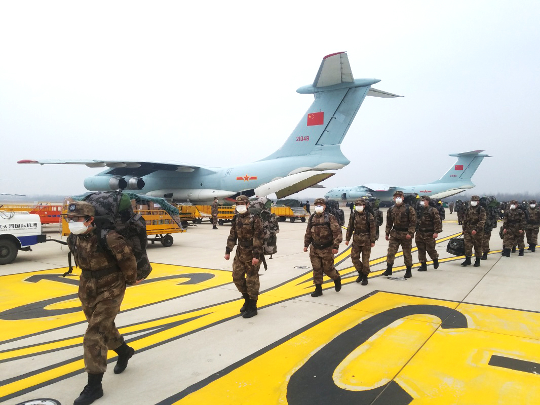 空军8架飞机紧急空运军队支援湖北医疗队抵达武汉