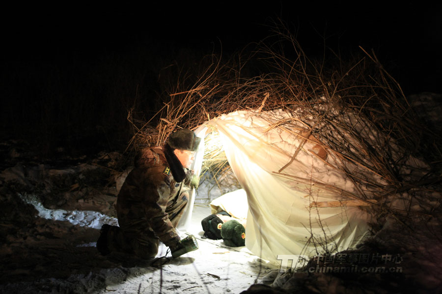 26赤膊匍匐边防某团风雪边关砺精兵组图27
