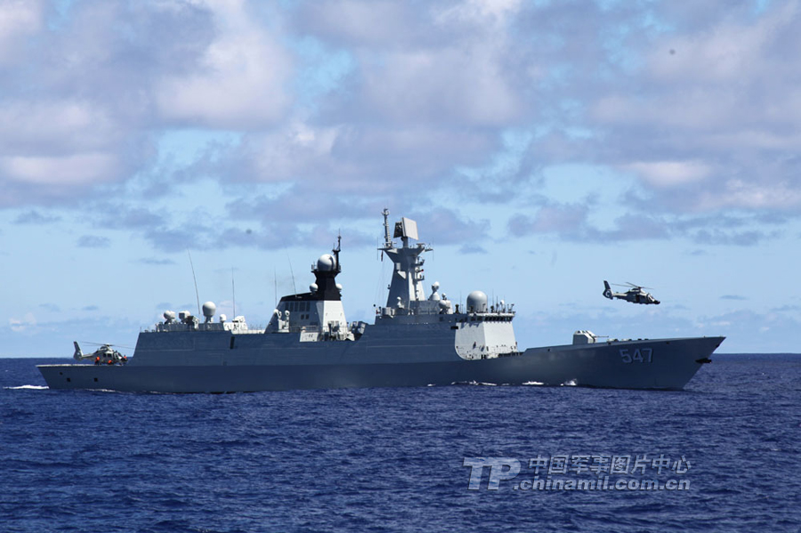 北海舰队某训练编队开展攻击训练