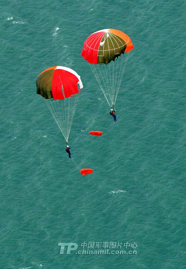 飞行员进行海上跳伞训练