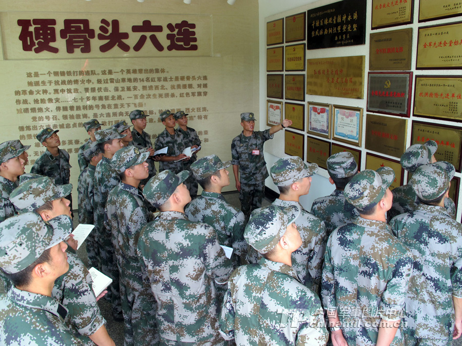 参观连队荣誉室.