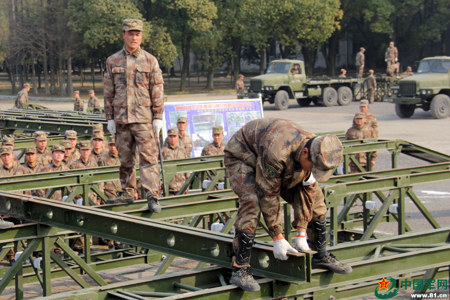 南京军区某舟桥旅开展专业基础训练
