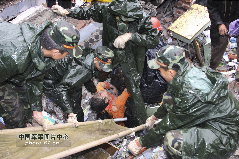 汶川大地震救援情景图片