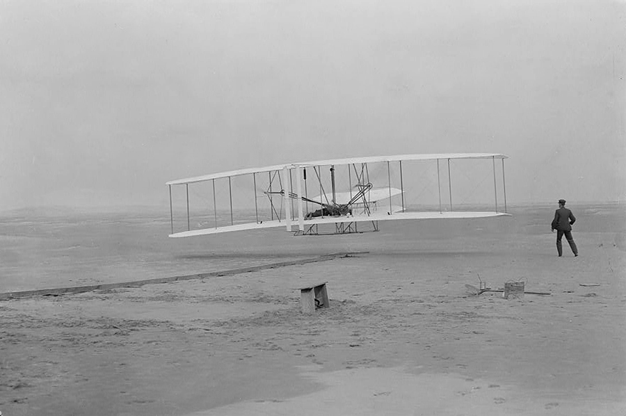 第一架动力飞机图片