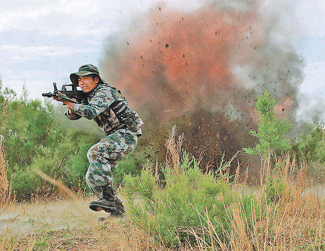 这是6月10日,该师侦察兵在实弹实爆环境中进行特战训练.崔恺摄