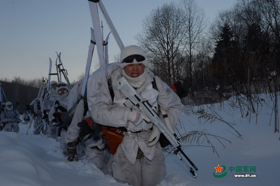幕色中,特战队员穿梭在雪野森林中.