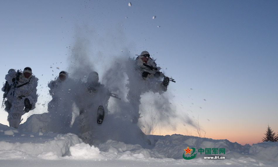参加"雪狼"行动的特战队员勇猛突击,直捣"敌"纵深.