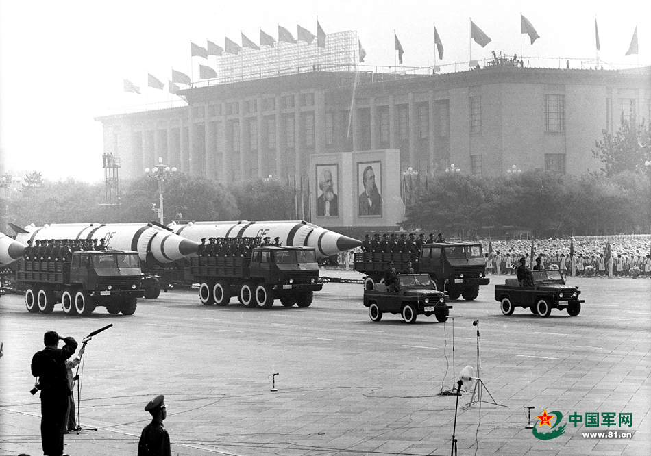 1984年国庆阅兵我军导弹首次公开亮相组图48