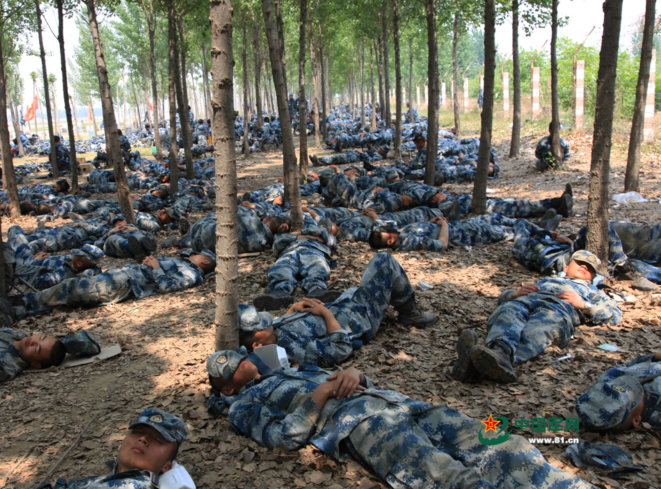 入选作品:《军人的睡姿》组照之一 摄影:熊华明